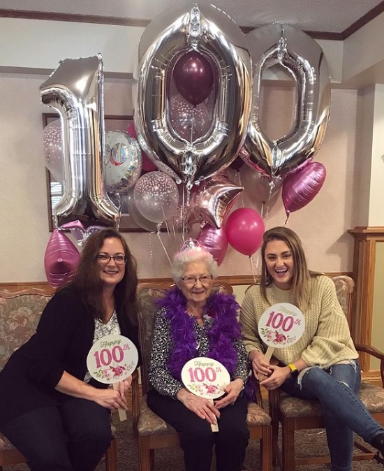 Erin Radmann la aniversarea de 100 de ani a străbunicii sale, pe care a surprins-o cu baloane și alte accesorii de petrecere.