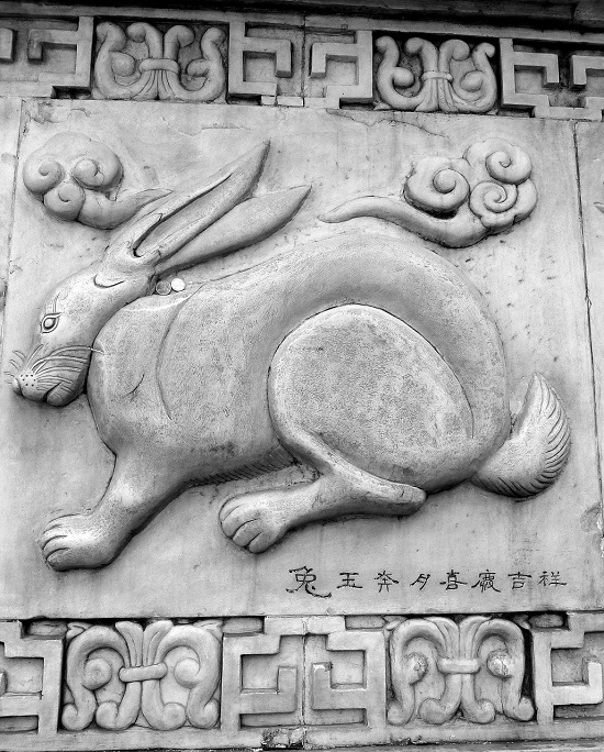Sculptură în piatră sub formă de iepure, văzut ca animal sacru în China