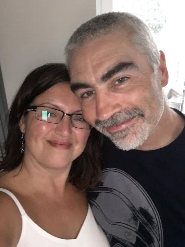 Sharon și Jason Crowley în prezent, îmbrățișați și fericiți împreună.