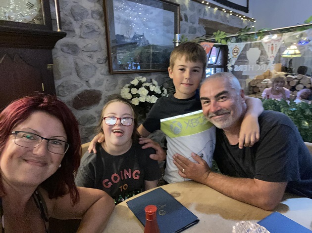Sharon Crowley, alături de soțul ei Jason și cei doi copii, Ellie și Billy, în timpul unei ieșiri de familie la restaurant.