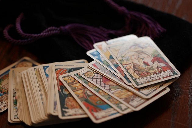 Cărți de tarot întinse pe o masă