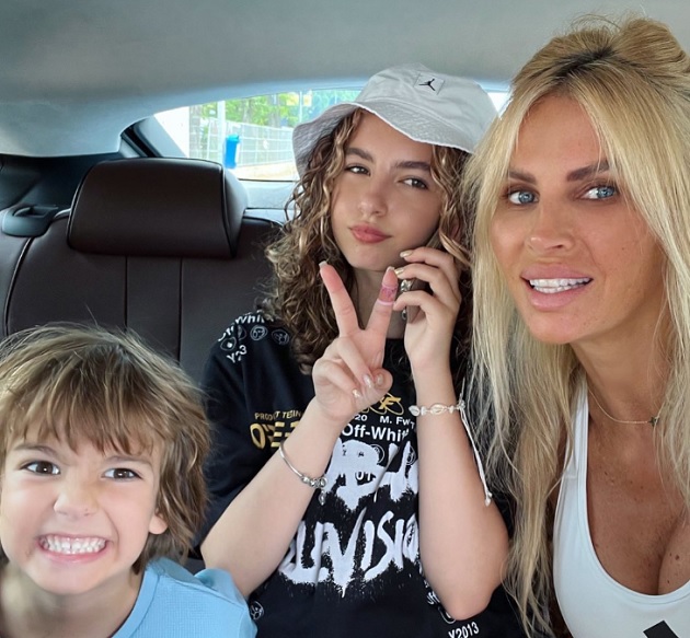Andreea Bănică în mașină alături de cei doi copii ai săi.