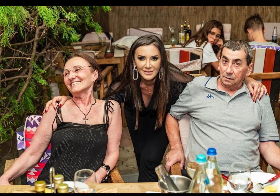 Mara Bănică fericită la o petrecere, alături de părinții ei.