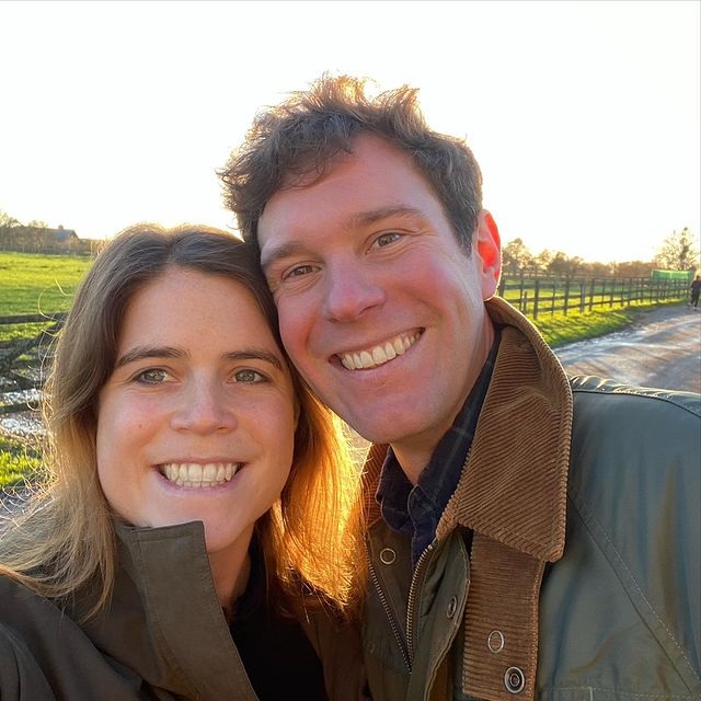 Prințesa Eugenie, alături de soțul ei, Jack Brooksbank, la o plimbare în natură, zâmbitori și îmbrăcați în haine asortate