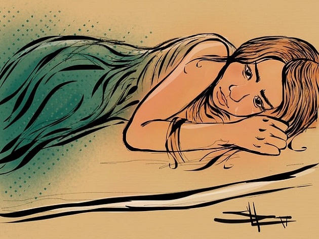 Ilustrație fată blondă care stă întinsă pe pat și plânge