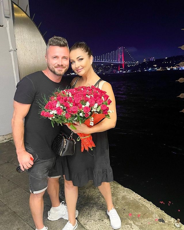 Gabriela Cristea alături de soțul ei, Tavi Clonda, care i-a oferit un buchet mare de trandafiri.