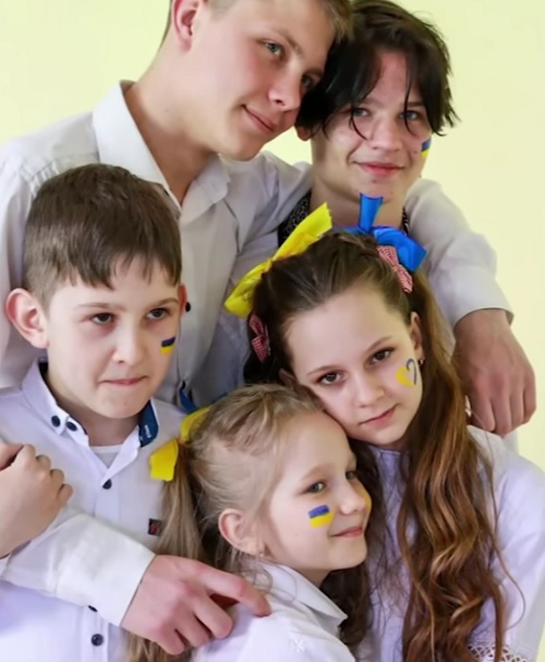 Vyacheslav Slava Yalov și cei patru frați ai săi, cu steagul Ucrainei pictat pe față