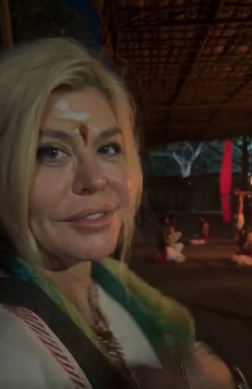Loredana Groza fără machiaj în cadrul unui ritual spiritual în India