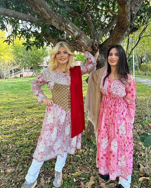 Loredana Groza în India alături de fiica ei Elena Boncea, purtând ținute specifice
