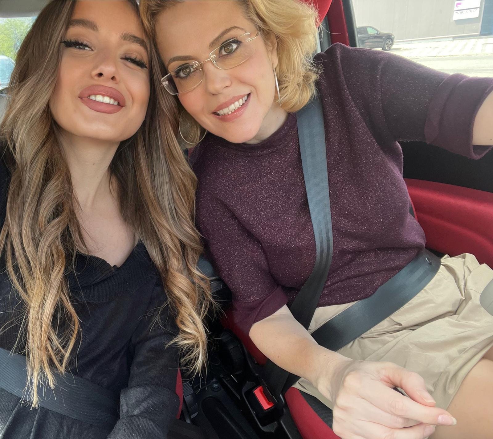 Raluca Moianu la volanul mașinii, alături de fiica ei, Mara Ilinca Ancuța