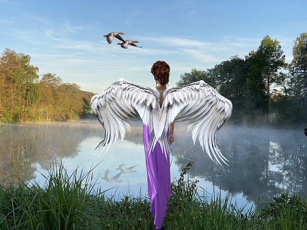 Ilustrație femeie cu aripi de îngeri care admiră frumusețea unui lac limpede și verdeața din jur.