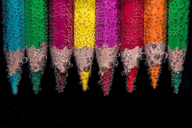 Creioane colorate sub apă