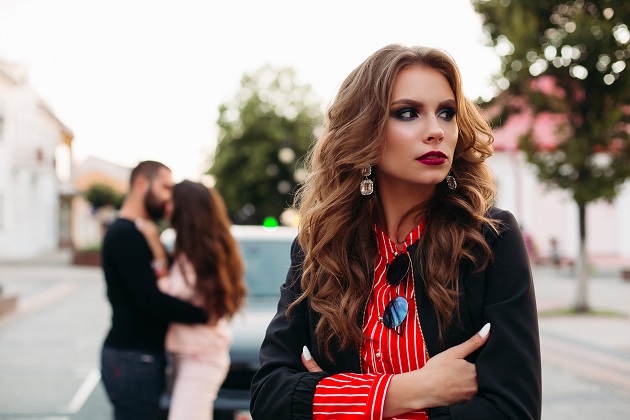 Femeie care a văzut că bărbatul de care e îndrăgostită se sărută cu altcineva.