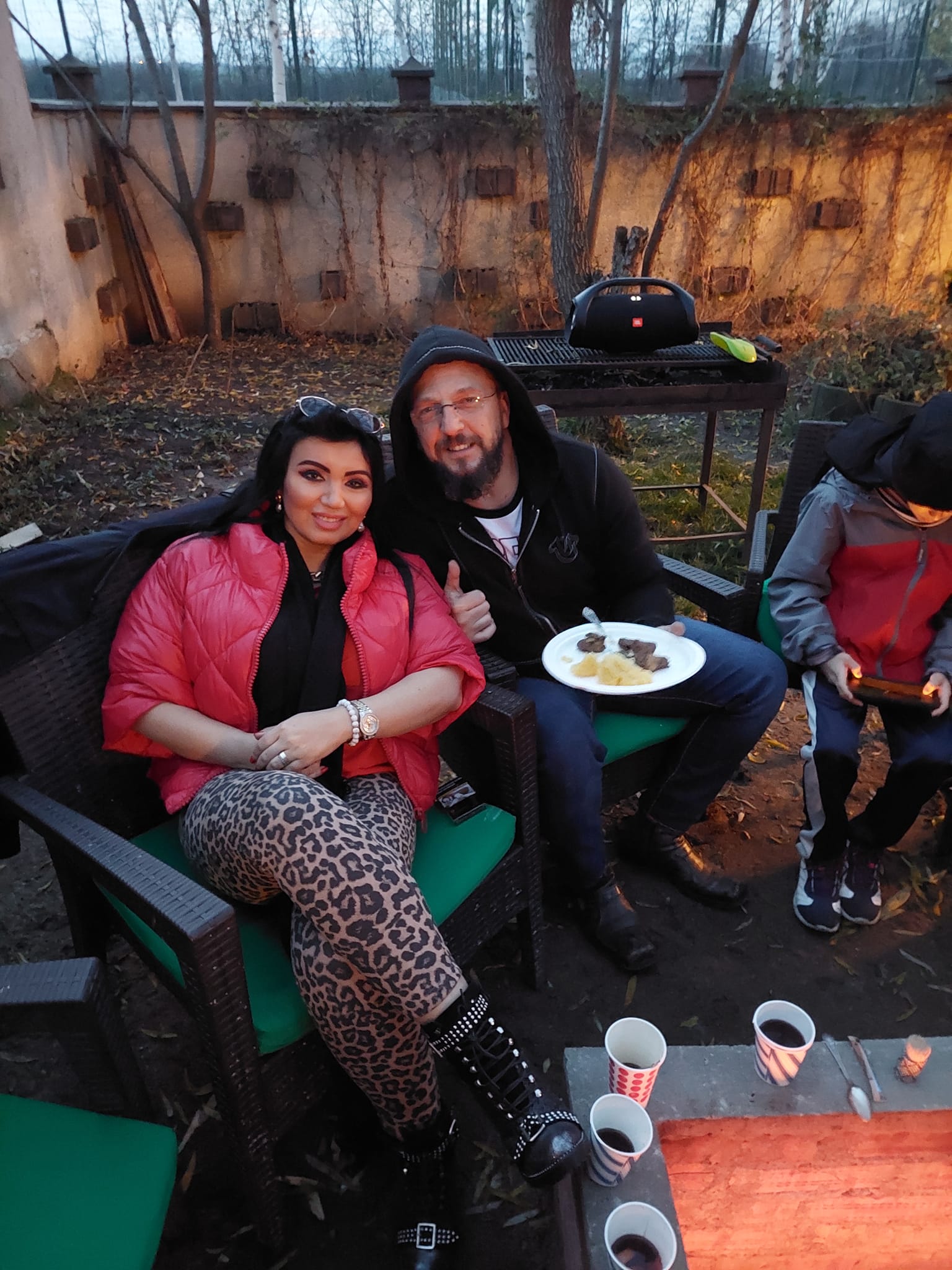 Adriana Bahmuțeanu și soțul ei George Restivan în timp ce se relaxează în aer liber la un grătar.