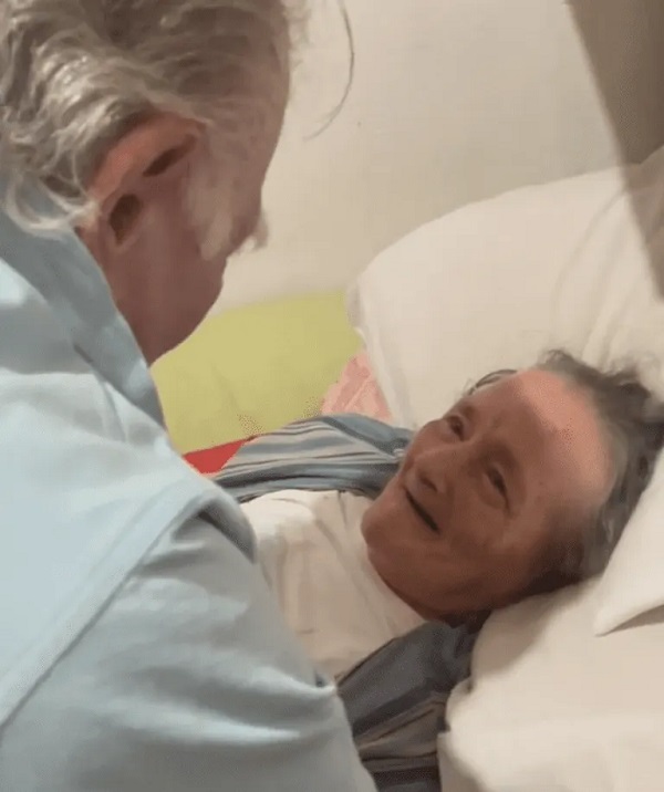 Bătrâna de 82 de ani bolnavă de Alzheimer care își privește cu dragoste partenerul în vârstă de 86 de ani