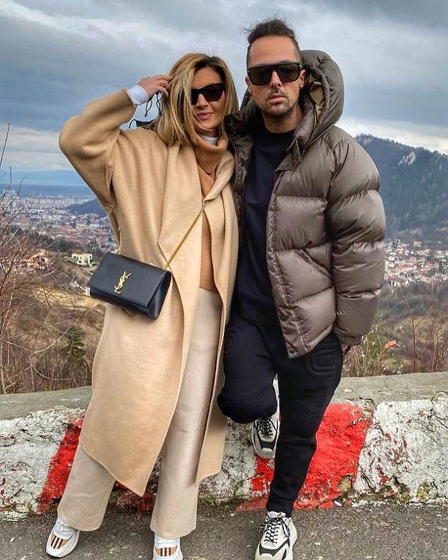 Anamaria și Tudor Ionescu îmbrăcați în haine de iarnă într-o vacanță la munte.