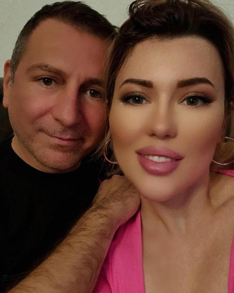 Christian Sabbagh și soția sa Iulia, într-un selfie făcut în seara de Anul Nou pe care au petrecut-o acasă.