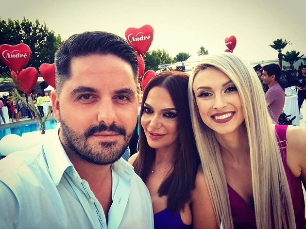 Răzvan Antonescu și Andreea Antonescu alături de Andreea Bălan într-un selfie făcut la piscină, la petrecerea de reunire a trupei Andre.