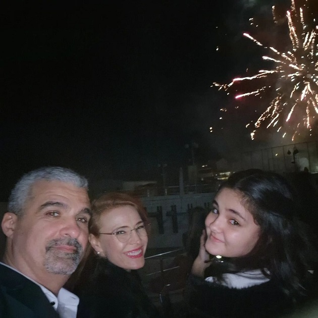 Aurelian Temișan și Monica Davidescu alături de fiica lor, în timp ce admirau artificiile în noaptea dintre ani