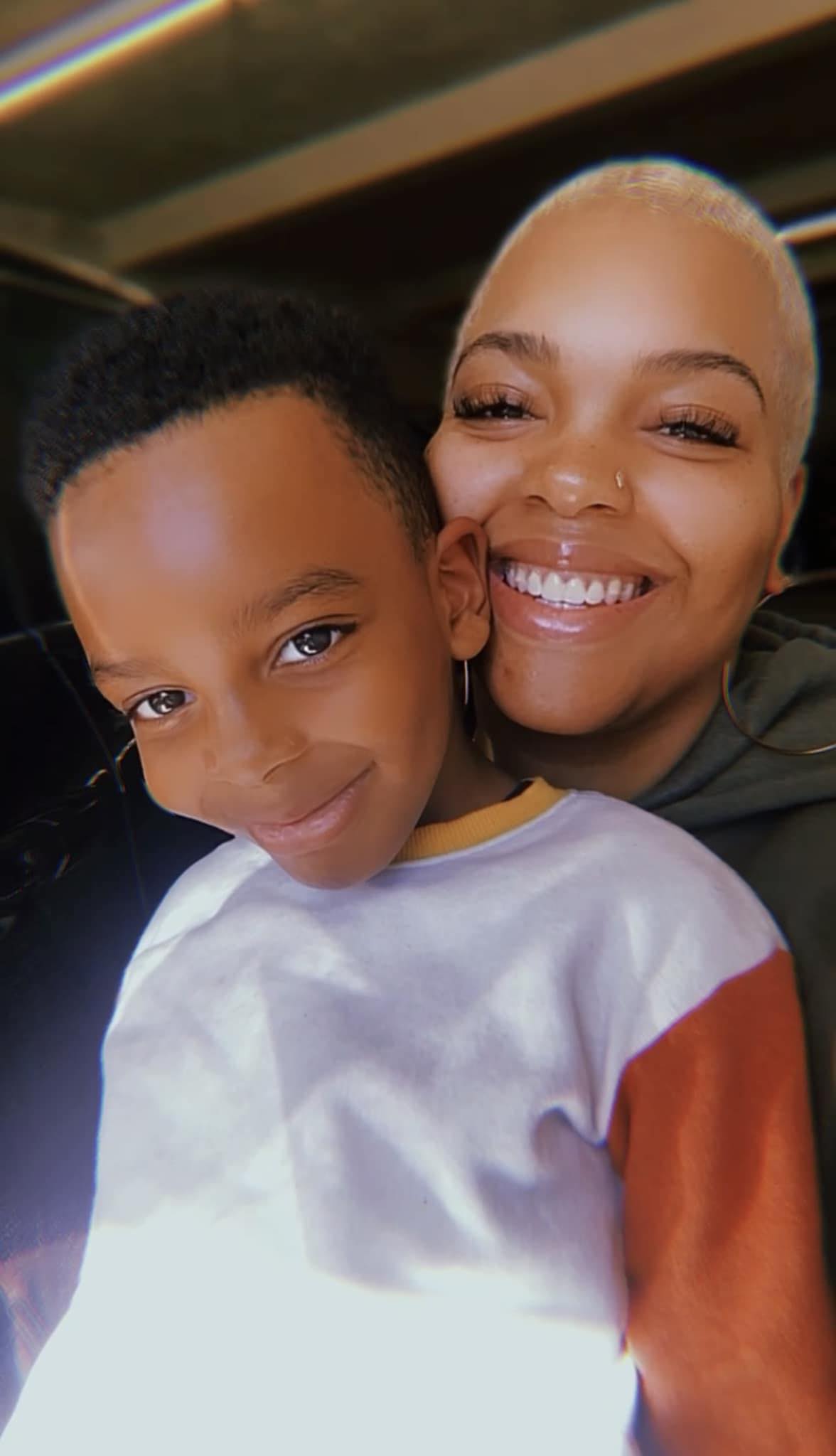 Aniya Smith, ținându-l în brațe pe fiul ei Zion