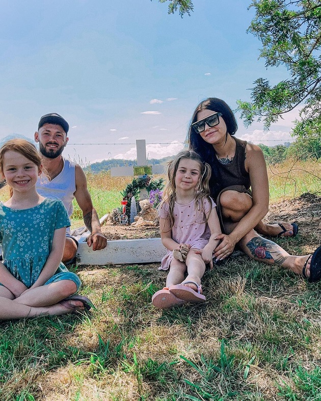 Lana Bianca și Jake alături de fiicele lor la mormântul fiului