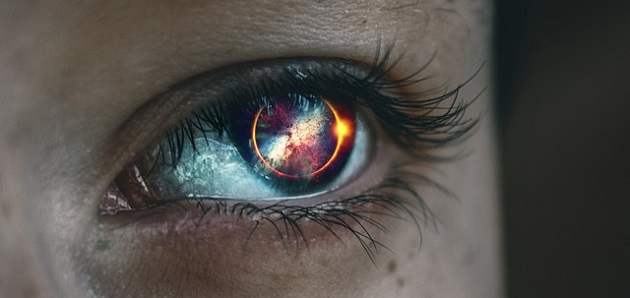 Reflexia eclipsei în ochiul unei persoane care privește spre cer
