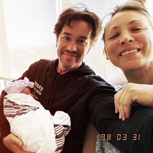Actrița Kaley Cuoco alături de actorul Tom Pelphrey care o ține în brațe pe fiica lor abia născută