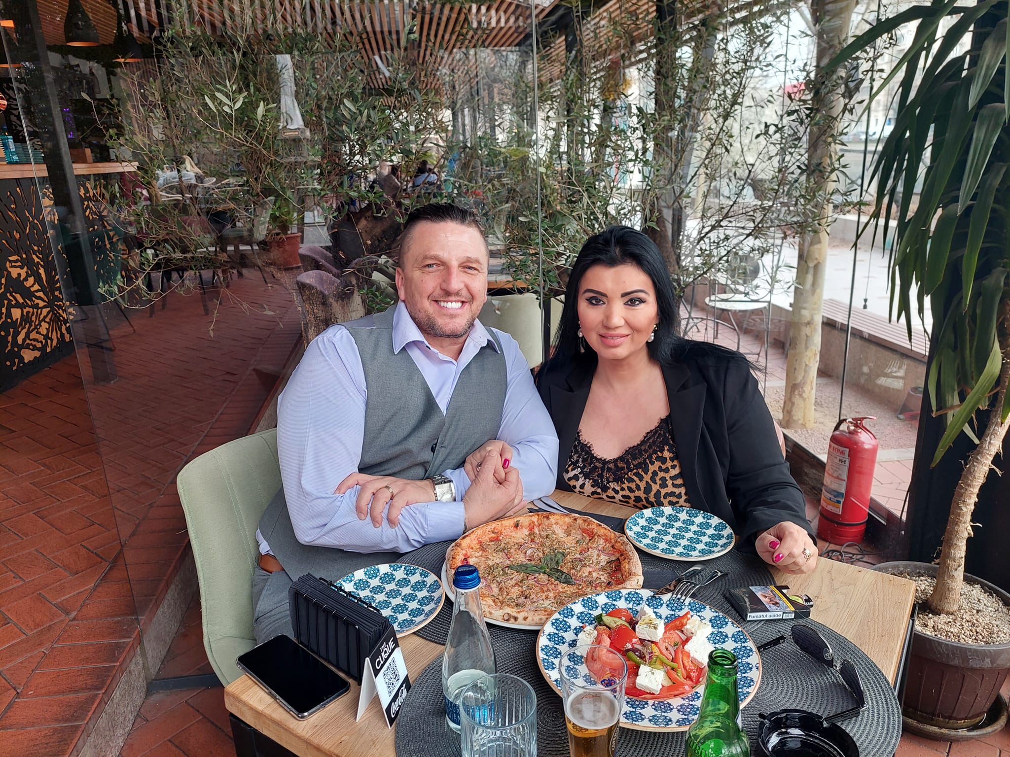 Adriana Bahmuțeanu luând masa alături de logodnicul său George Restivan