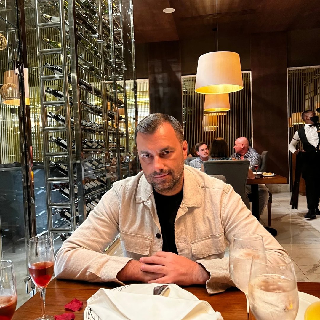 Milionarul Flavius Nedelea, presupusul iubit al Anamariei Prodan, la masa unui restaurant