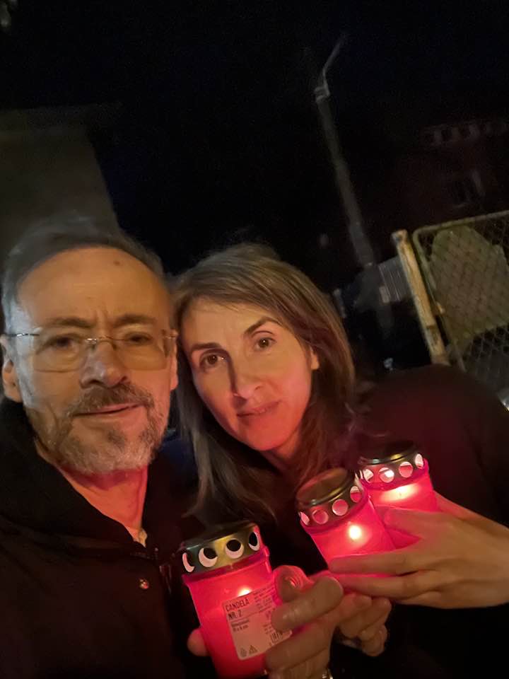 Mihai Albu în noaptea de Înviere alături de actuala sa parteneră, în timp ce țin lumânări în mâini