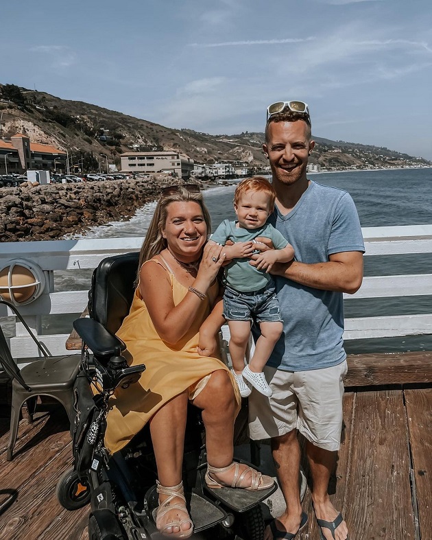 Alyssa și Jimmy Higgins alături de fiul lor pe un ponton la mare
