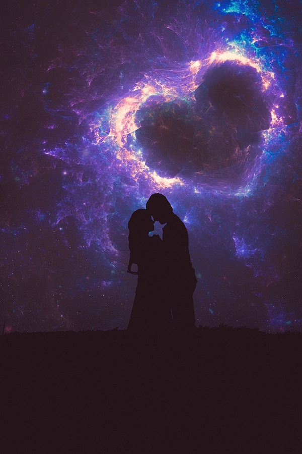 Silueta unui cuplu îmbrățișat în fața unui fundal care imită universul colorat în nuanțe de mov