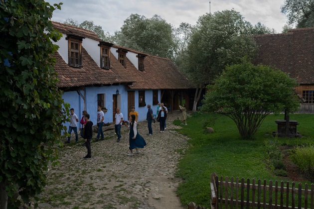 Casa de la Viscri deținută de Regele Charles, în timp ce are curtea plină de turiști