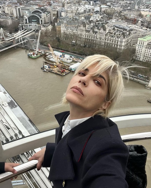 Selma Blair cu părul scurt