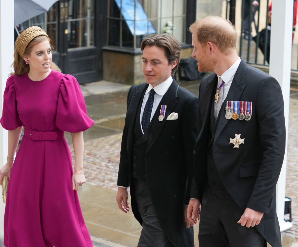 Prințul William în timp ce stătea de vorbă cu prințesa Beatrice și cu soțul ei, Edoardo Mapelli Mozzi, la încoronarea regelui Charles.