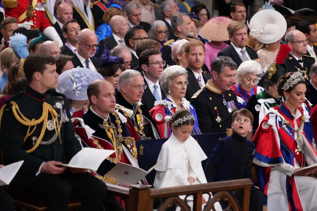Familia Regală așezată conform ierarhiei, în timpul încoronării regelui Charles