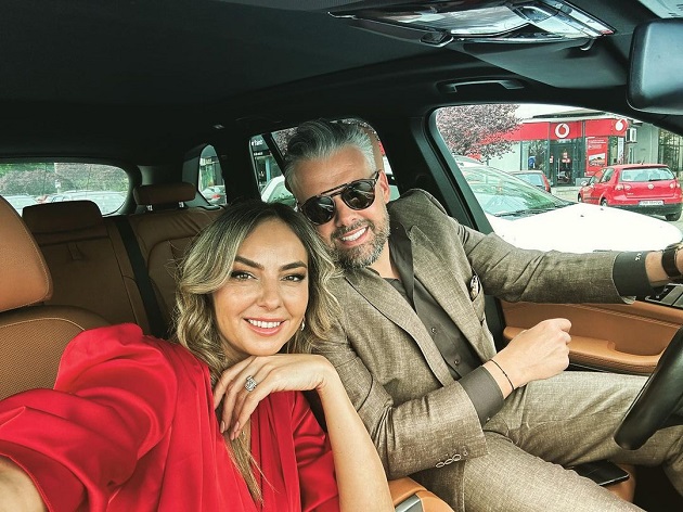 Roxana Ionescu și Tinu Vidaicu în mașină, îmbrăcați elegant și zâmbitori