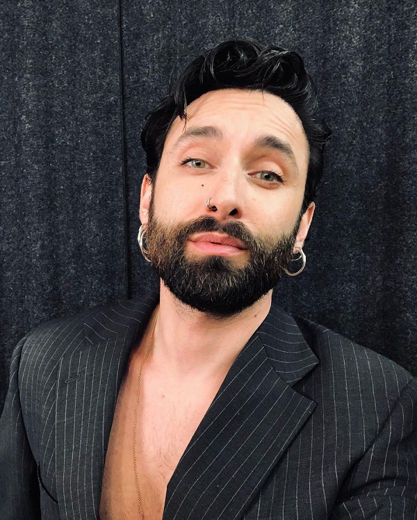 Conchita Wrust în aprilie 2021, cu părul scurt, purtând un sacou negru cu dungi albe.