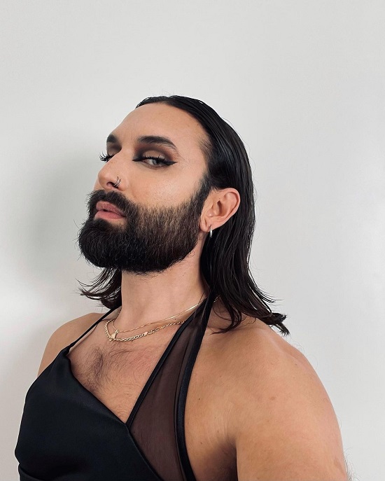 Conchita Wrust în prezent, cu părul drept, până la umeri