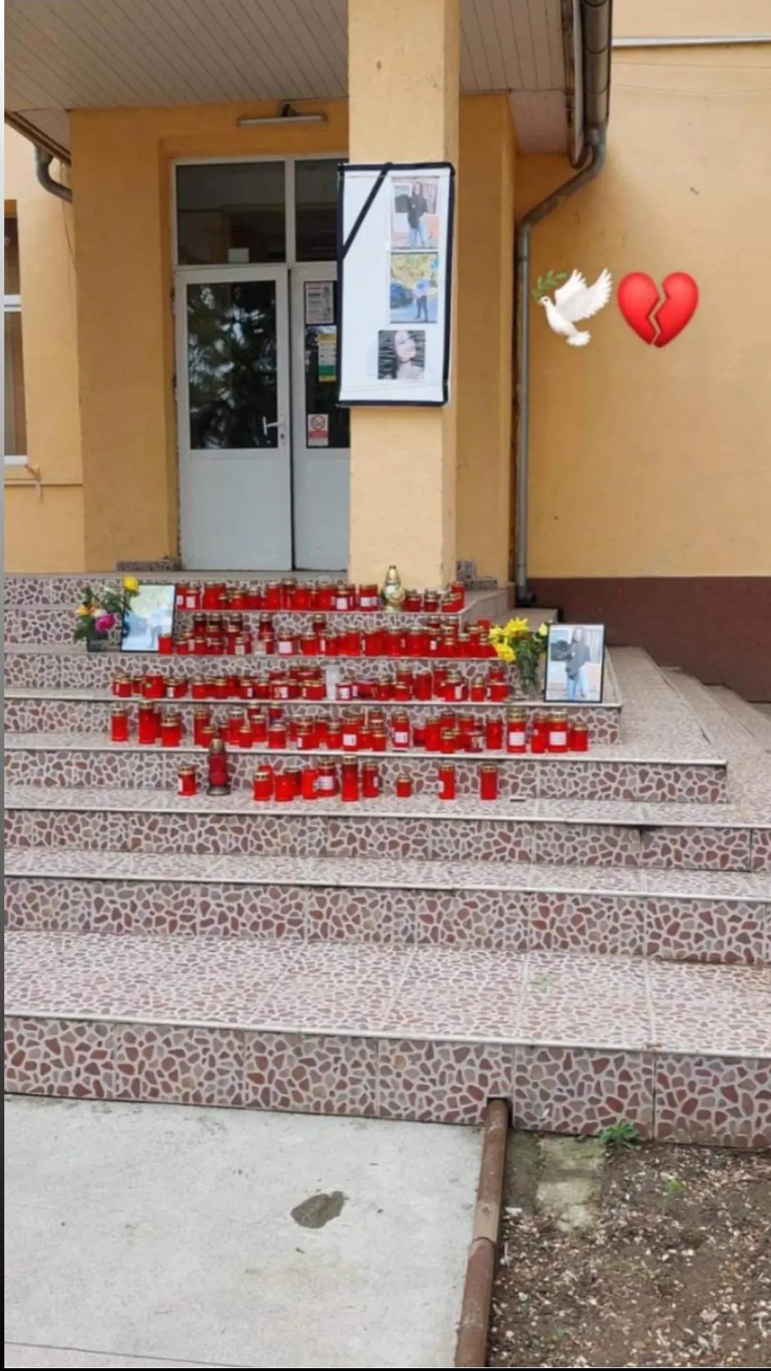 Intrarea Liceului Teoretic Dr. Victor Gomoiu, ale cărui trepte sunt acoperite cu lumânări aprinse în memoria tinerilor morți în accidentul din 16 mai 2023