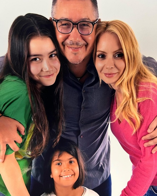 Victor Ponta și Daciana Sârbu alături de fiicele lor, Irina și Maria