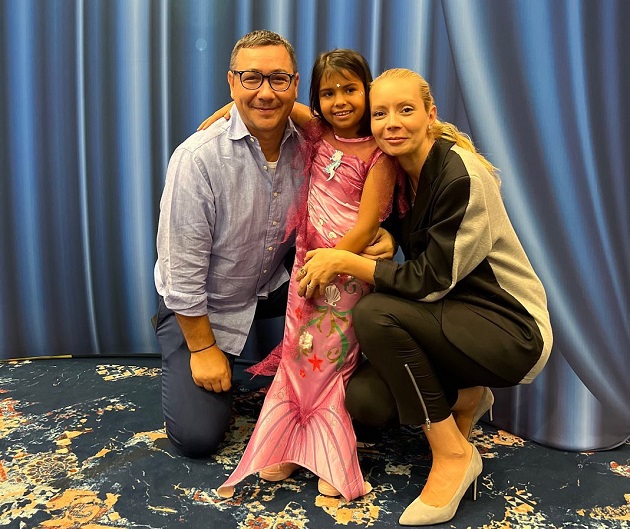 Victor Ponta și Daciana Sârbu alături de Maria, fiica adoptată, îmbrăcată în costum de sirenă la serbare