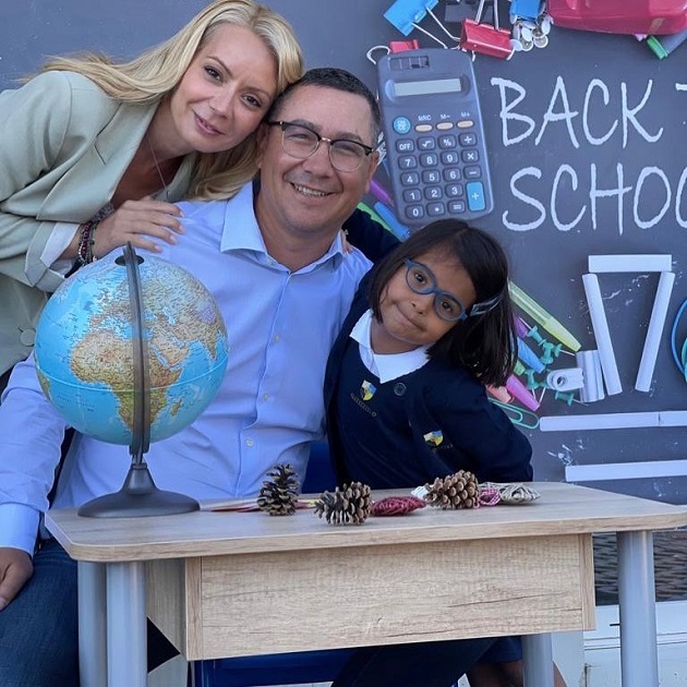 Victor Ponta și Daciana Sârbu alături de Maria, fiica adoptată, în prima zi de școală