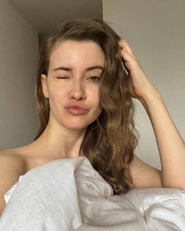 Iulia Albu fotografiată dimineața în pat, naturală, fără urmă de machiaj