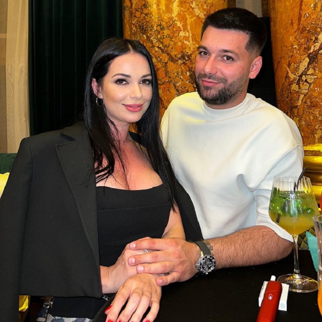 Deea Maxer și Robert Drilea, actualul ei partener, la masă într-un restaurant, în timp ce savurează un cocktail