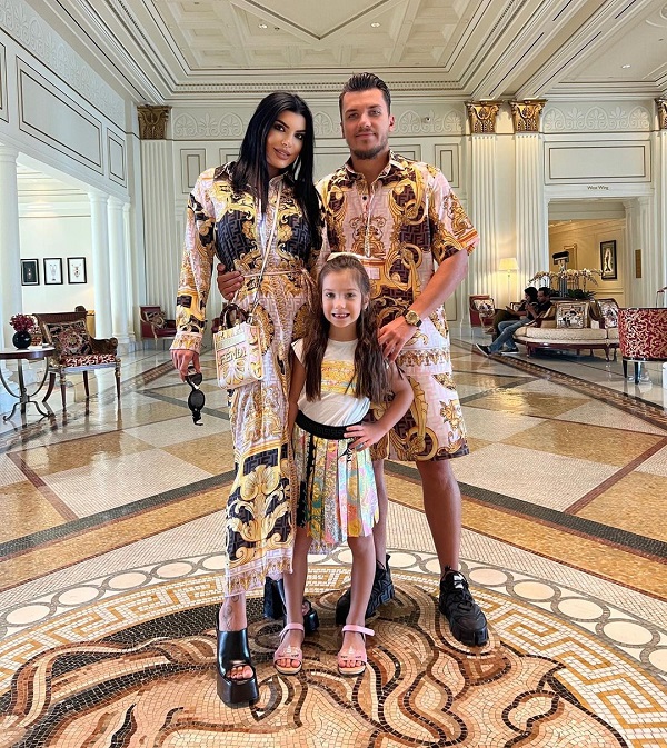 Andreea Tonciu alături de soțul ei și fiica lor, într-un celebru hotel din Dubai