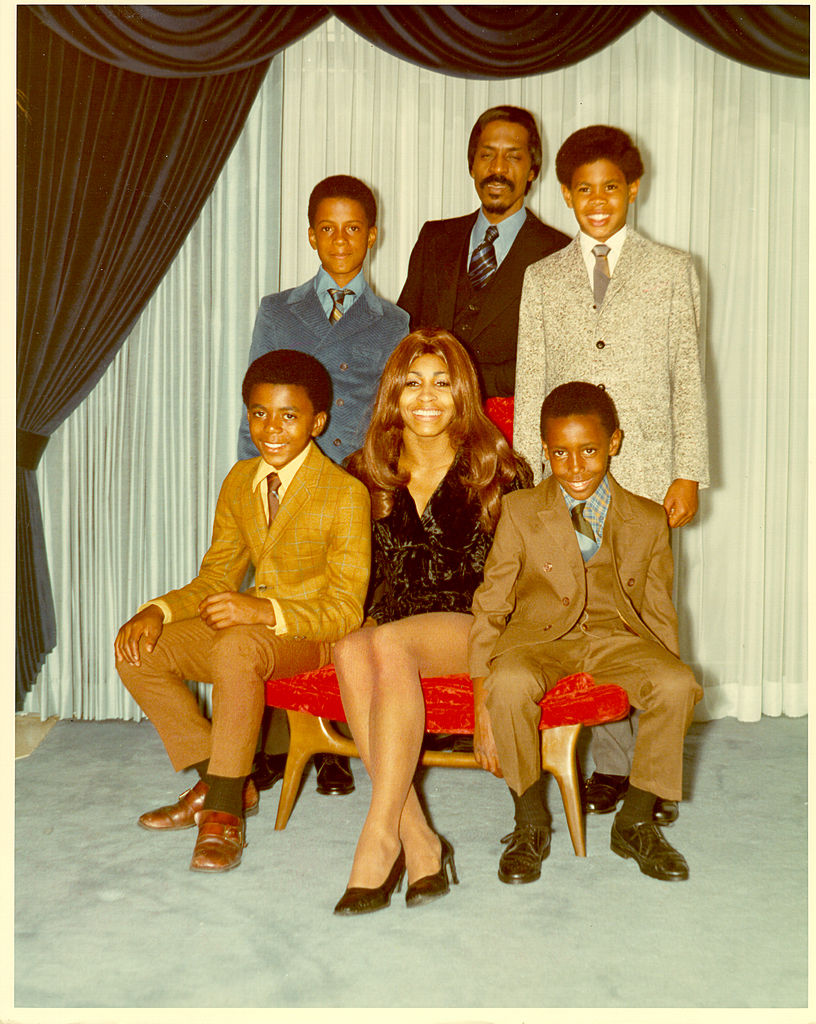 Tina Turner alături de Ike Turner și cei patru copii: Ike Turner Jr, Michael Turner, Craig Hill și Ronnie Turner 