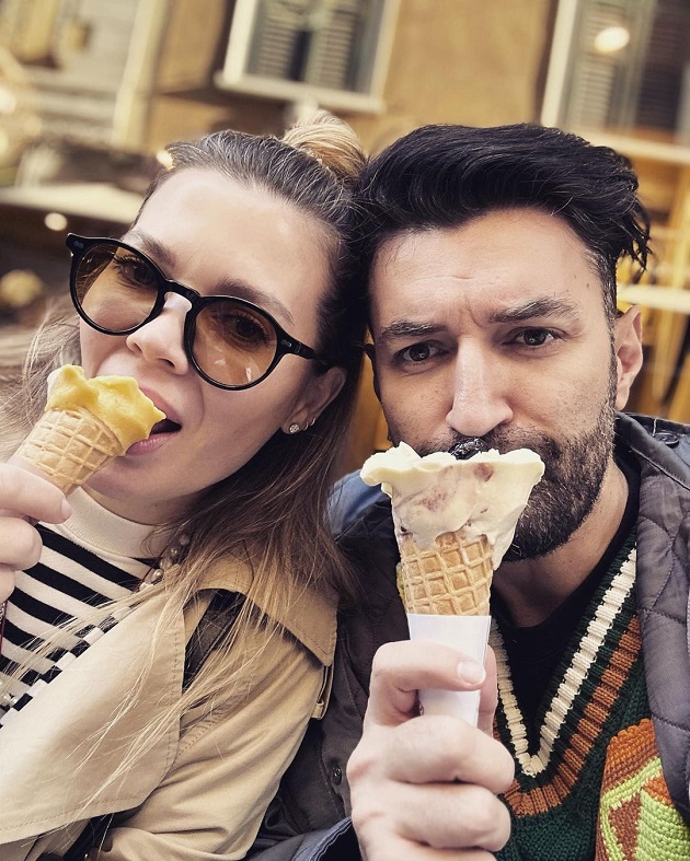 Smiley și Gina Pistol mâncând înghețată la cornet pe stradă