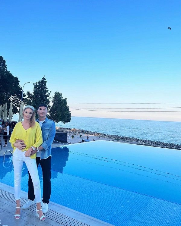 Cristi Borcea și soția sa, Valentina Pelinel, la piscina de la hotelul pe care îl dețin în stațiunea Olimp