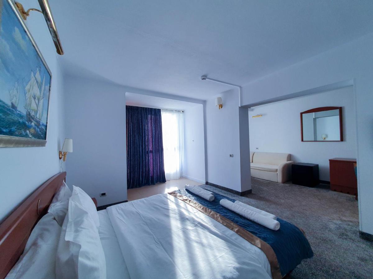 Cum arată o cameră din hotelul pe care îl deține Cristi Borcea în Mamaia